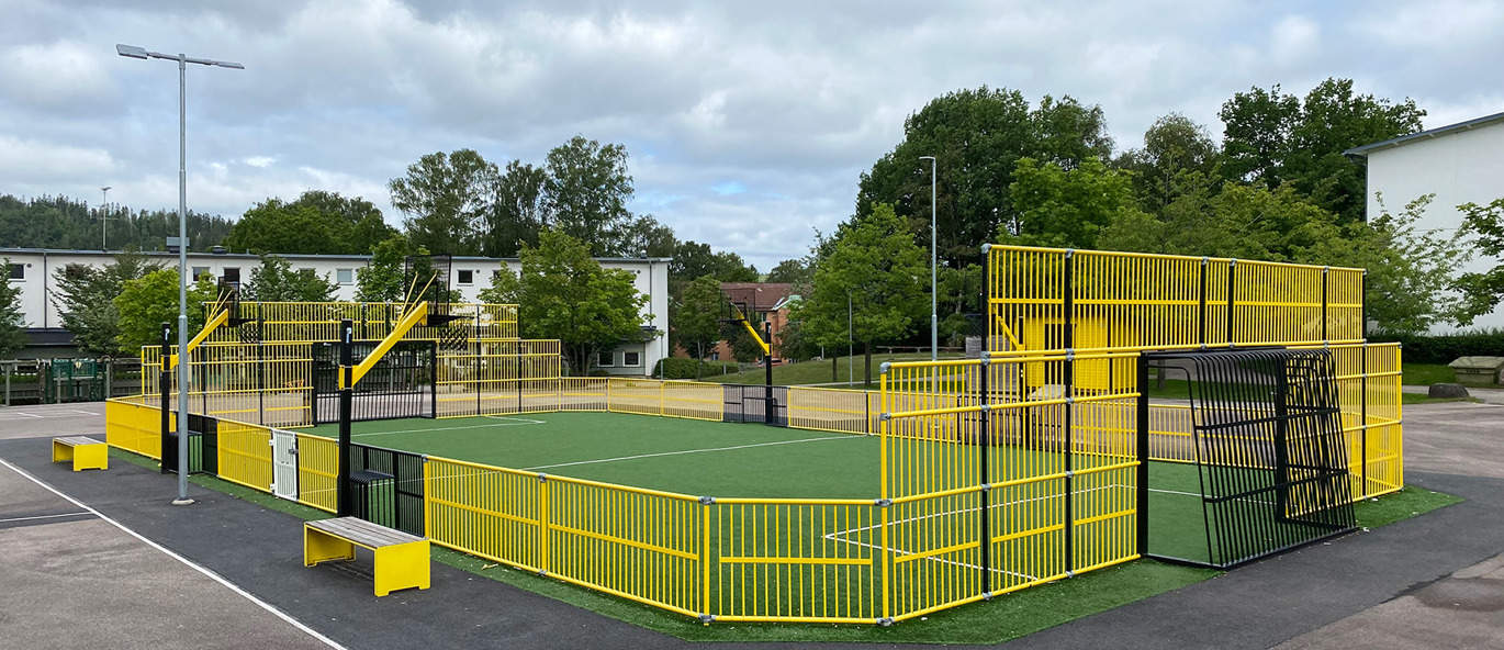 multibane multiarena med kunstgræs, basketballkurve, målbure og bænke med ramme, mål og bænke i flot gul og sort